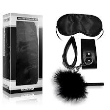 Набір БДСМ LoveToy Deluxe Bondage Kit (маска, наручники, пір'їнка) Чорний